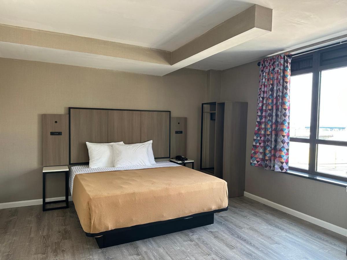 Regal Inn & Suites New York Laguardia Hotel ภายนอก รูปภาพ